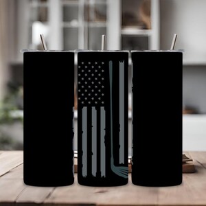 Puede incluir: Tres vasos de acero inoxidable con un diseño de bandera estadounidense desgastada en blanco y negro y un gráfico de palo de hockey.