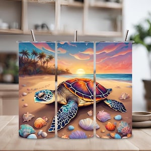 Puede incluir: Un juego de tres vasos de acero inoxidable con una ilustración colorida de una tortuga marina nadando en el océano con conchas en la playa. El fondo es una puesta de sol con palmeras.