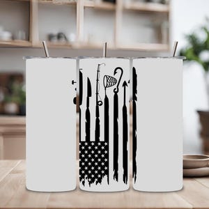 Puede incluir: Tres vasos de acero inoxidable con un diseño en blanco y negro de cañas de pescar, una red y una bandera estadounidense.