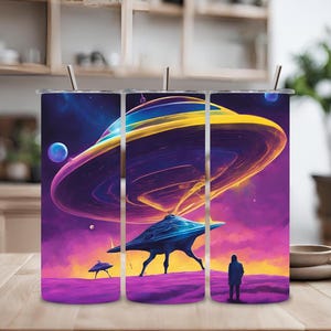 Puede incluir: Tres vasos de acero inoxidable con un diseño abstracto colorido de platillos voladores en un cielo morado y amarillo. El diseño presenta a una persona de pie en un planeta morado, mirando hacia arriba a los platillos voladores.