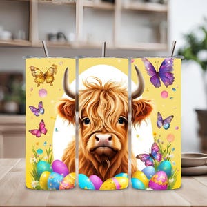 Puede incluir: Tres vasos de acero inoxidable amarillos con un diseño de vaca de las Highlands, mariposas y huevos de Pascua. Los vasos están decorados con mariposas coloridas, huevos de Pascua y una adorable vaca de las Highlands.