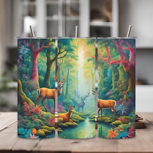 Puede incluir: Tres vasos de acero inoxidable con una escena de bosque colorida y ciervos. La escena presenta un arroyo, árboles y exuberante vegetación.