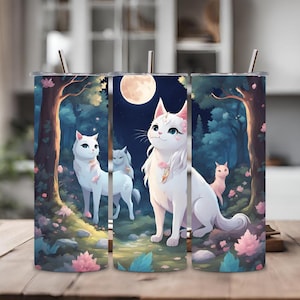 Puede incluir: Tres gatos blancos con ojos azules se representan en un entorno de bosque con luna llena. Los gatos están rodeados de flores y árboles. La imagen está impresa en un vaso blanco.
