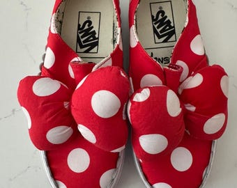 Rares chaussures à enfiler Minnie Mouse à nœud papillon Disney x Vans pour femme, pointure 36 (5,5 US), rouge à pois.