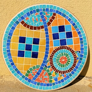 Round tray with mosaic decor on solid wood