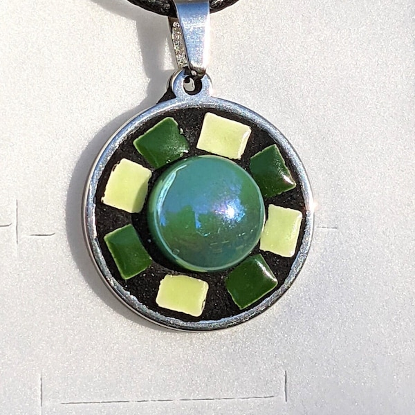 Collier, pendentif mosaïque pour femme (micro mosaïque en céramique et bulle de verre).