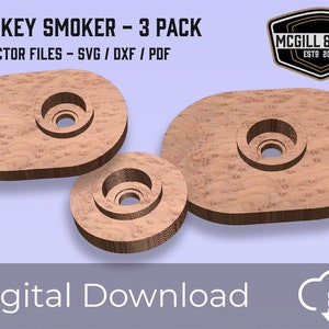Puede incluir: Tres discos de madera para ahumador de whisky con un agujero en el centro. Los discos son marrones y tienen un patrón de veta de madera. El texto "WHISKEY SMOKER - 3 PACK" y "CNC VECTOR FILES - SVG / DXF / PDF" está en la parte superior de la imagen. El texto "MCGILL & SONS ESTO 2020" está en forma de escudo en la parte superior derecha de la imagen. El texto "Descarga digital" está en la parte inferior de la imagen.