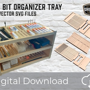 Puede incluir: Una bandeja organizadora de brocas CNC de madera con múltiples estantes, llena de varias herramientas y brocas. El texto "CNC BIT ORGANIZER TRAY" y "CNC VECTOR SVG FILES" se muestra en la parte superior. Las palabras "Digital Download" están en la parte inferior. Un logotipo de McGill & Sons está en la esquina superior derecha.