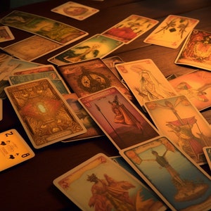 Pode incluir: Um conjunto de cartas de tar&ocirc; sobre uma mesa de madeira com uma vela acesa no fundo. As cartas est&atilde;o dispostas em um padr&atilde;o aleat&oacute;rio e apresentam v&aacute;rias ilustra&ccedil;&otilde;es e s&iacute;mbolos.