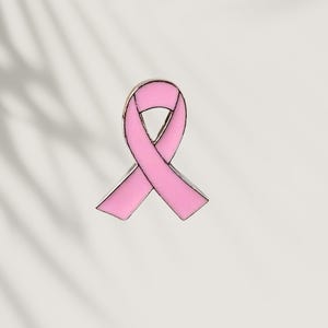 Emaille pin met roze lint