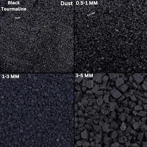 Op de afbeelding: Zwarte toermalijn grind in vier maten: stof, 0,5-1 mm, 1-3 mm en 3-5 mm. Het grind is donker, bijna zwart.