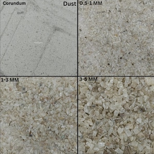 Puede incluir: Imagen de primer plano de cuatro muestras de corindón, un mineral, en diferentes tamaños. Las muestras están etiquetadas como "Polvo", "0,5-1 MM", "1-3 MM" y "3-5 MM".