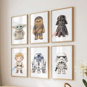 Könnte beinhalten: Ein Set aus sechs gerahmten Wandbildern mit stilisierten Illustrationen von Star Wars-Charakteren, darunter Grogu, Chewbacca, Darth Vader, Luke Skywalker, R2-D2 und ein Stormtrooper, in hellen Holzrahmen an einer weißen Wand.