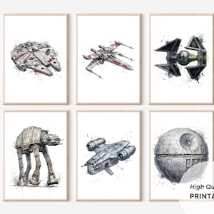 Puede incluir: Un conjunto de seis láminas artísticas enmarcadas con ilustraciones al estilo acuarela de naves espaciales y estructuras de ciencia ficción, incluyendo el Halcón Milenario, un X-wing, un TIE fighter, un AT-AT, una nave de transporte y la Estrella de la Muerte.