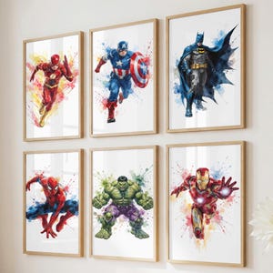 Peut inclure: Un ensemble de six cadres muraux présentant des illustrations de super-héros style aquarelle, incluant Flash, Captain America, Batman, Spider-Man, Hulk et Iron Man, chacun dans un cadre en bois clair sur un mur blanc.