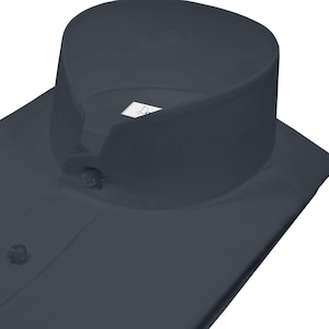以下が含まれることがあります： ダークグレーのドレスシャツ。マオカラーとボタン留めが特徴です。 シャツはきちんと折りたたまれ、仕立ての良いデザインを示しています。 襟は重要な特徴であり、衣服に洗練さを加えています。