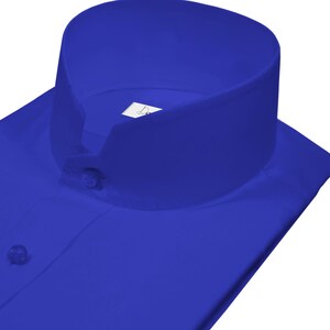 Könnte beinhalten: Ein königsblaues Hemd mit einem Mandarinkragen und Knöpfen.