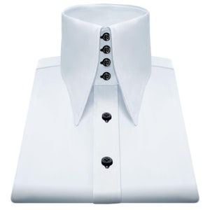 Puede incluir: Una camisa blanca con un cuello ancho y puntiagudo y cierres de botones negros. El cuello tiene cuatro botones en la parte delantera.