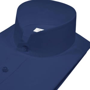 Könnte beinhalten: Ein dunkelblaues Hemd mit hohem Kragen und Knopfleiste.