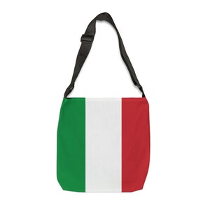 Op de afbeelding: Een schoudertas met het ontwerp van de Italiaanse vlag. De tas heeft een zwarte, verstelbare riem en een rechthoekige body met verticale strepen in groen, wit en rood. Ontworpen voor het dragen van spullen.