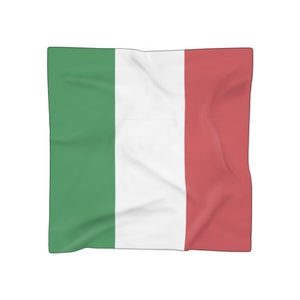 Puede incluir: Una bandera italiana cuadrada, con franjas verticales verdes, blancas y rojas. La tela tiene un aspecto ligeramente arrugado. Los colores son vibrantes y la bandera se presenta sobre un fondo blanco liso.