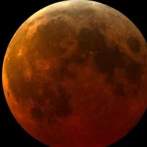 Może przedstawiać: Zbliżenie na pełnię księżyca w kolorze pomarańczowo-czerwonym na nocnym niebie.