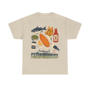 Puede incluir: Camiseta beige con una ilustración colorida de comida costera británica. El diseño incluye pescado, patatas fritas, ketchup, salsa tártara, una gaviota y un muelle. Una divertida camiseta gráfica para los amantes de la costa.