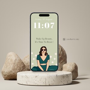 Pu&ograve; includere: Uno schermo di telefono verde e bianco con un orologio digitale che mostra le 11:07. Il testo "Friday, 07 August" &egrave; sopra l'orologio. Il testo "Wake Up Beauty, It's Time To Beast!" &egrave; sotto l'orologio. Un'illustrazione di cartone animato di una donna con occhiali da sole e un vestito verde &egrave; al centro dello schermo. Il testo "yasharts.my" &egrave; nell'angolo in basso a destra dello schermo.