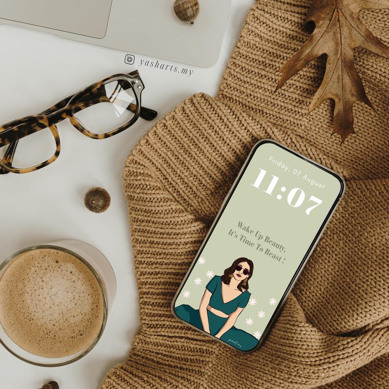 Pu&ograve; includere: Uno schermo di telefono verde e bianco con un orologio digitale che mostra le 11:07. Il testo "Venerd&igrave;, 07 agosto" &egrave; sopra l'orologio. Il testo "Wake Up Beauty, It's Time To Beast!" &egrave; sotto l'orologio. Un'illustrazione di una donna con occhiali da sole &egrave; al centro dello schermo.