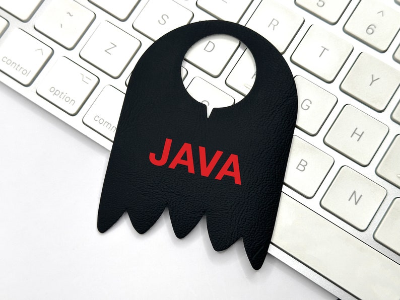 Peut inclure: Un porte-nom en cuir noir avec une d&eacute;coupe pour l'accrochage et le mot "JAVA" en lettres rouges.