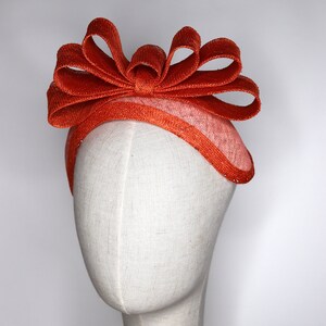 Fascinator rose vif avec bandeau à fleurs et chapeau de