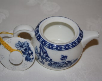 Small Chinese blue and white teapot with magnolia flower pattern, a cup-size pot with attached lid