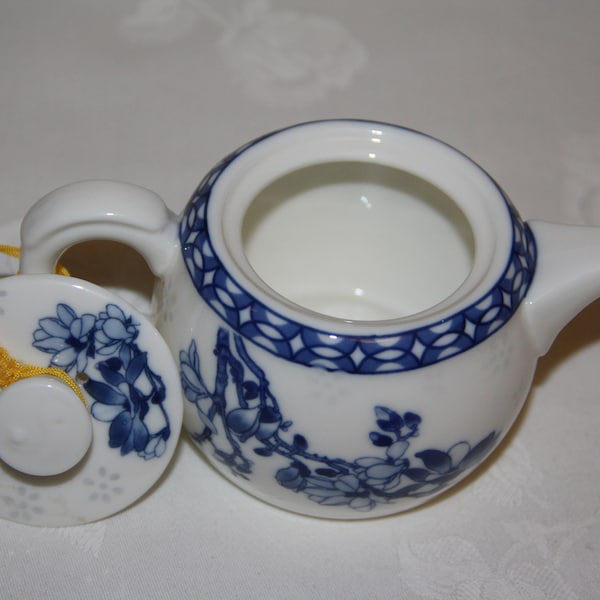 Small Chinese blue and white teapot with magnolia flower pattern, a cup-size pot with attached lid
