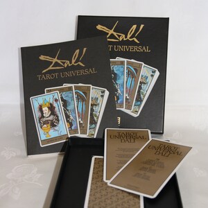 Tarot Universal Dalí, 78 cartas de Tarot, 22 Arcanos Mayores y 56 Arcanos Menores, creado por Salvador Dalí en los años 70 con caja y libro originales