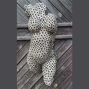 Weibliche Torso-Skulptur aus Stahl - Moderne Wandkunst