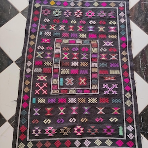 Handwoven Moroccan Berber Rug - 150x100 cm (4.90x3.28 ft) | Authentic Amazigh Carpet