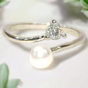 Anello con perle Akoya, anello con perle delicate, anello minimalista con perle d&#39;acqua dolce, pietra portafortuna di giugno, anello con perle in argento sterling, anello coordinato per donna