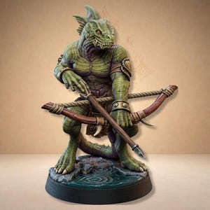 Pode incluir: Figura detalhada de uma criatura humanoide lagarto, posando com arco e flecha. A figura é principalmente verde com pele texturizada, usando braceletes e tanga. O arco é marrom com uma corda, e a base retrata um pequeno lago.