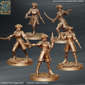 Könnte beinhalten: Eine Sammlung goldfarbener Miniaturfiguren einer Piratin, jede mit einem Schwert oder einer Pistole. Die Figuren tragen Dreispitzhüte, Jacken und Breeches. Die Sockel sind mit dekorativen Elementen versehen. Der Text "Models Pre-Supported / Include Custom Bases" ist enthalten.