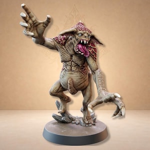 Peut inclure: Figurine de fantaisie miniature détaillée d'une créature à l'expression menaçante. La figurine a une peau brun clair, avec des accents rouges et violets sur le dos et la tête. Elle se tient sur une base grise, la bouche ouverte, révélant une langue rose.