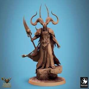 Peut inclure: Figurine détaillée d'un guerrier démon cornu, tenant une lance avec une tête en forme de crâne. La figurine est dans une pose dynamique, vêtue d'une robe et d'une armure fluides. La base est une plateforme circulaire avec les logos "LEGION DAMNED" et "Rescale".