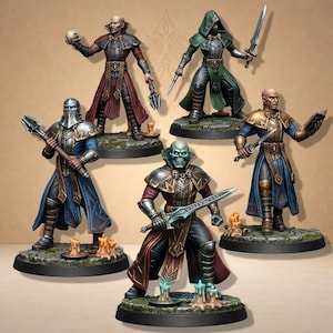Op de afbeelding: Een verzameling gedetailleerde fantasie miniaturen. De figuren dragen sierlijke harnassen en gewaden, en houden wapens, boeken en schedels vast. Het kleurenpalet omvat blauw, rood, groen en goud, met elke figuur op een getextureerde basis met kaarsen.