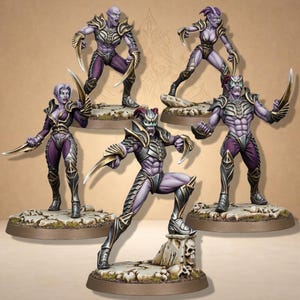 Peut inclure: Cinq figurines fantastiques de créatures humanoïdes à la peau violette, à l'armure métallique et aux griffes acérées. Les figurines sont posées sur des socles rocheux, avec une peinture détaillée et une esthétique menaçante. Les figurines sont dans diverses poses dynamiques.