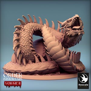 Peut inclure: Figurine miniature de dragon beige avec une gueule ouverte, des dents pointues et un long corps écailleux. La figurine est sur une base ronde avec le texte "ORDER IMMORTALS VOLUME II". Le logo Rescale Miniatures est en bas à droite.