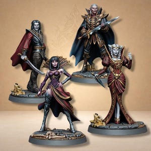 Peut inclure: Quatre figurines miniatures détaillées de vampires, chacune tenant une arme. Les figurines sont peintes avec des couleurs sombres, dont le noir, le rouge et le violet. Elles reposent sur des socles circulaires avec des éléments décoratifs tels que des crânes et des bougies. Thème fantastique.