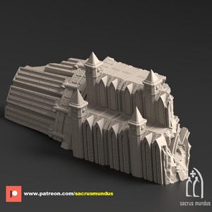Può includere: Un modello dettagliato, grigio chiaro, di una cattedrale gotica con più guglie e finestre ad arco. Il modello ha una superficie strutturata e sembra essere stampato in 3D. È visibile l'indirizzo del sito web www.patreon.com/sacrusmundus.