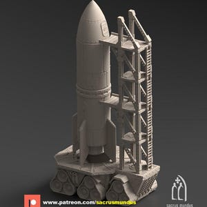 Könnte beinhalten: Ein detailliertes Modell einer Rakete auf einer Startplattform. Die Rakete ist hellgrau mit einer spitzen Nase und Flossen. Eine hohe, gitterartige Struktur mit einer Leiter steht neben der Rakete. Die Plattform hat Ketten. Der Text "www.patreon.com/sacrusmundus" ist enthalten.