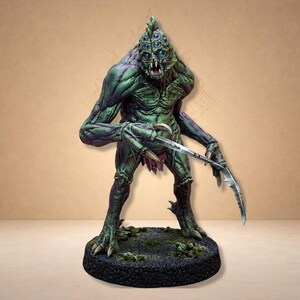 Peut inclure: Une figurine miniature peinte représentant une créature aux multiples yeux, à la peau verte et violette, dotée de dents acérées et de longues griffes incurvées en forme de lame. Elle repose sur un socle circulaire sombre et texturé avec de la mousse.