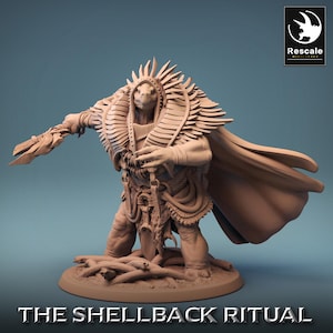 Può includere: Figura in miniatura dettagliata di un umanoide rettiliano, adornato con elaborati copricapi e armature. La figura tiene in mano un'arma ed è posizionata su una base circolare. Il testo "THE SHELLBACK RITUAL" è in basso. La figura è di colore marrone chiaro.