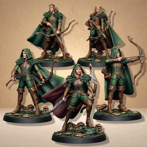 Op de afbeelding: Vijf miniatuurfiguren van boogschutters in groene en bruine kleding, elk met een pijl en boog of een zwaard. Ze staan op bases met paddenstoel- en bladdetails, met groene capes en capuchons.